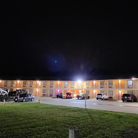 Regency Inn By Oyo Rockdale Tx Exterior photo