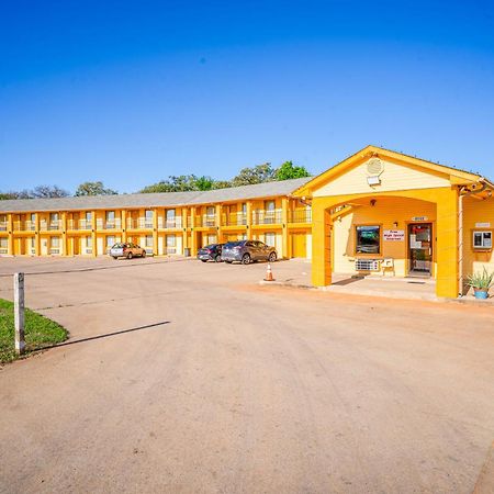 Regency Inn By Oyo Rockdale Tx Exterior photo