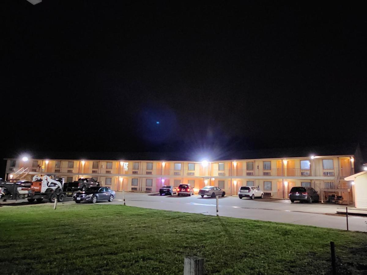 Regency Inn By Oyo Rockdale Tx Exterior photo