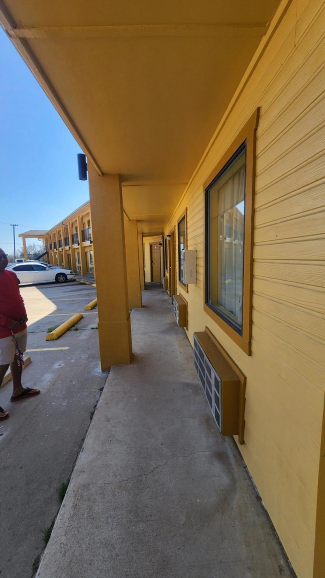 Regency Inn By Oyo Rockdale Tx Exterior photo