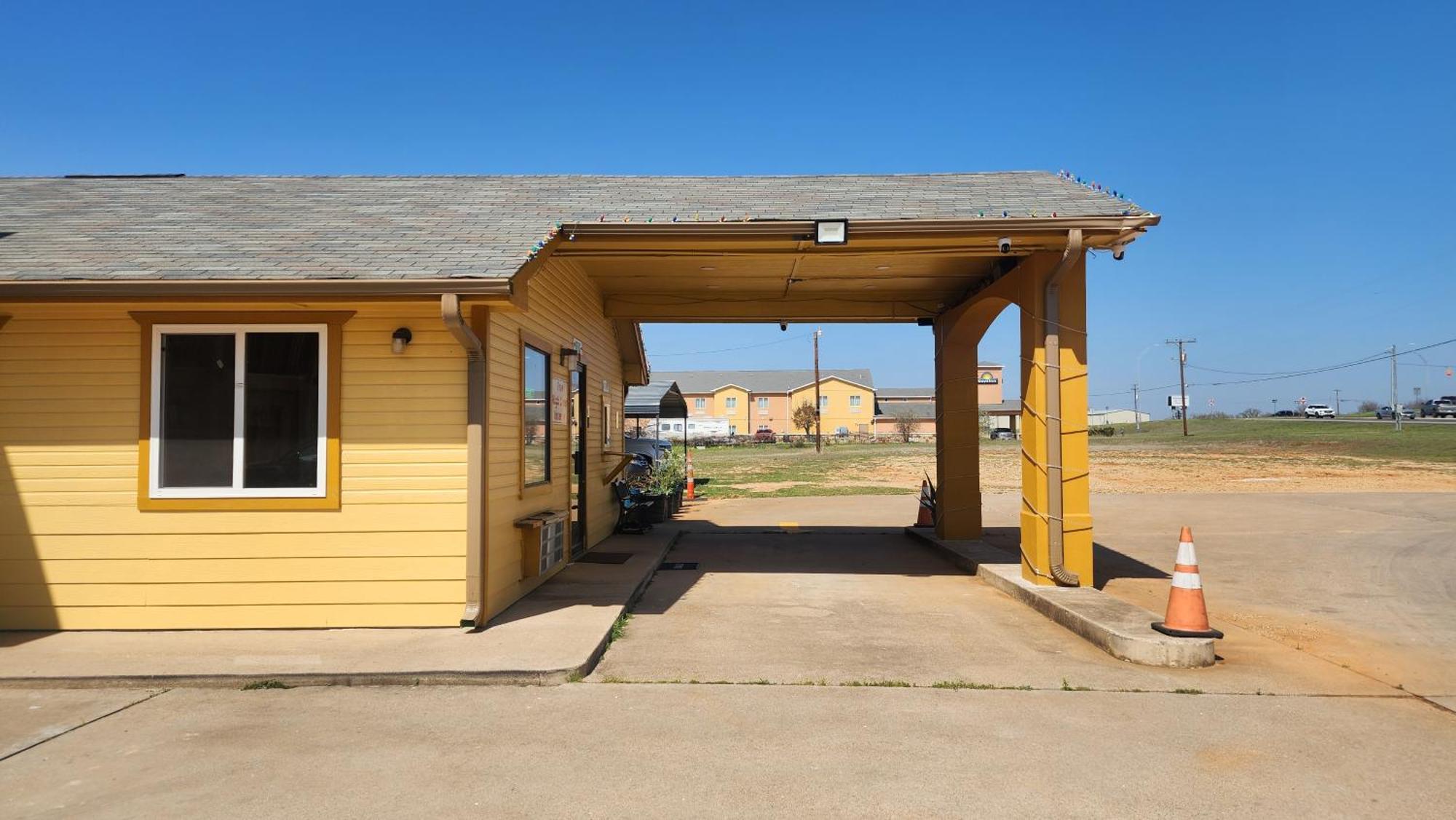 Regency Inn By Oyo Rockdale Tx Exterior photo