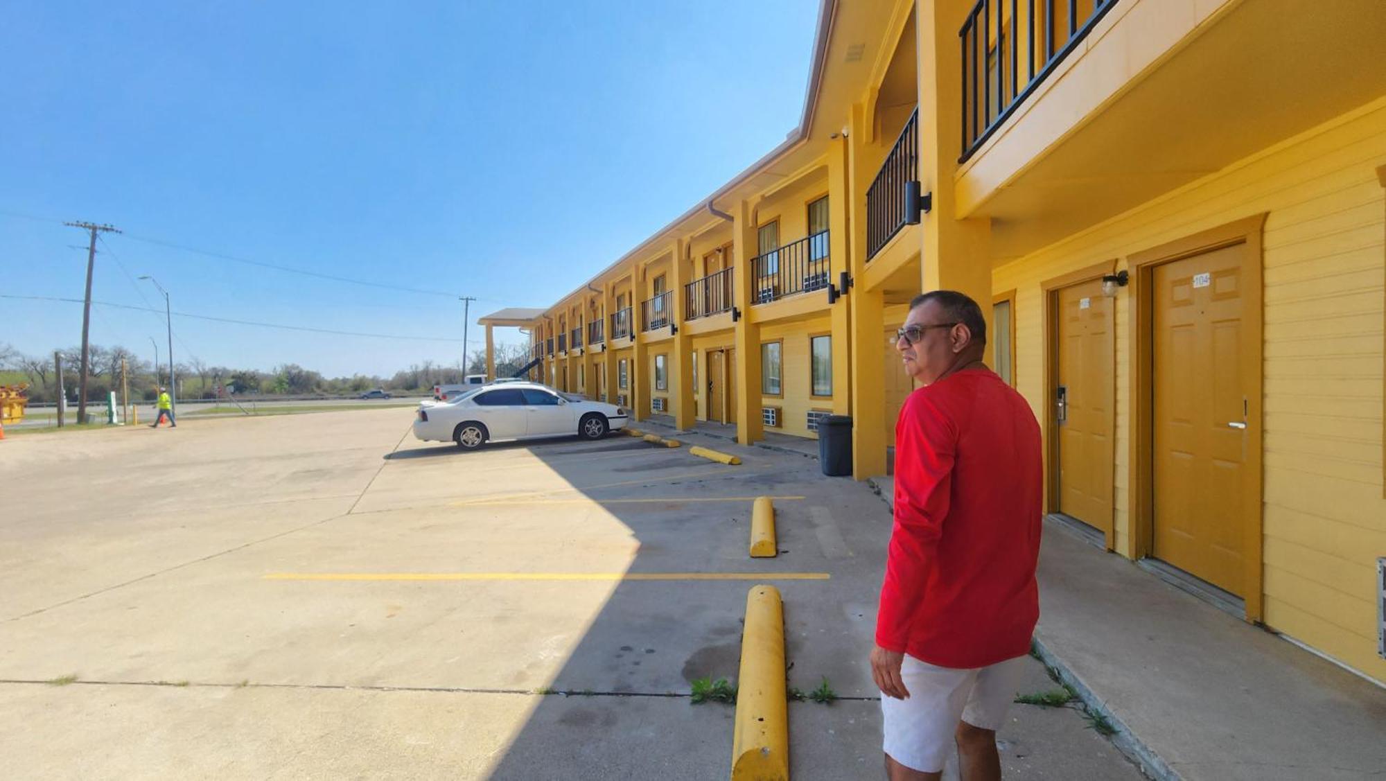 Regency Inn By Oyo Rockdale Tx Exterior photo