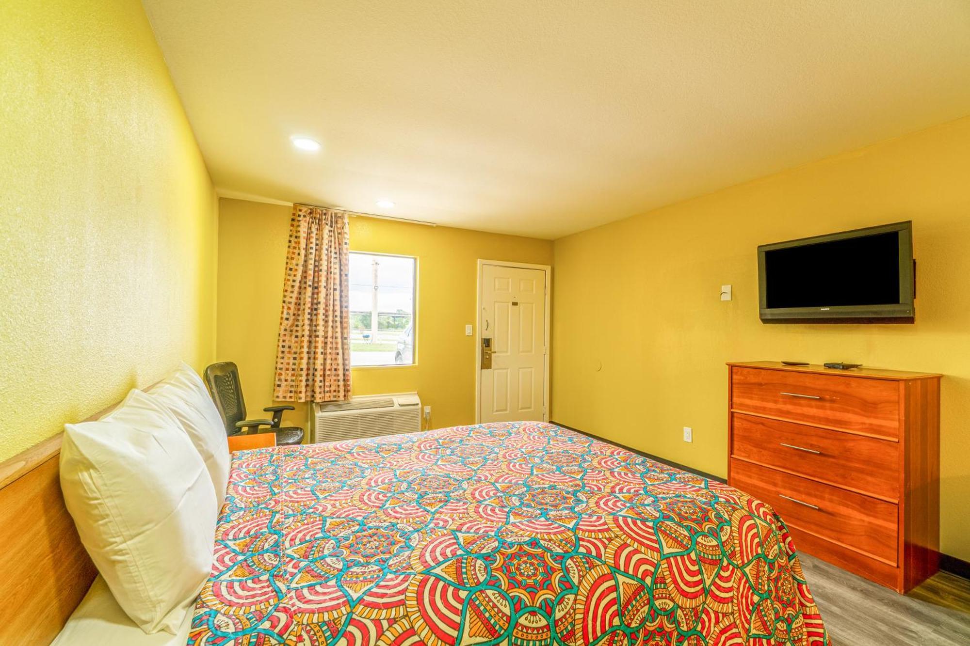 Regency Inn By Oyo Rockdale Tx Exterior photo