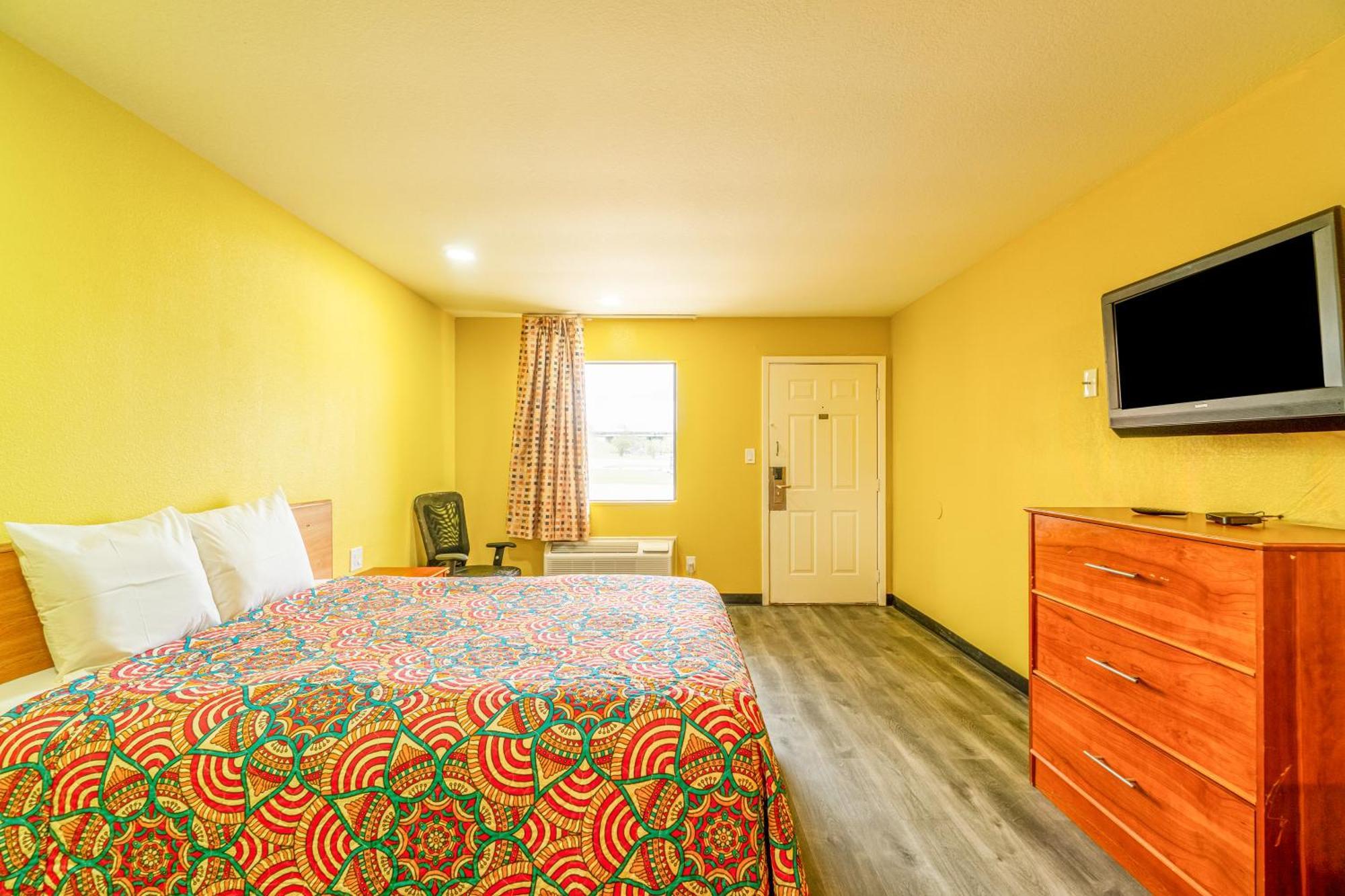Regency Inn By Oyo Rockdale Tx Exterior photo