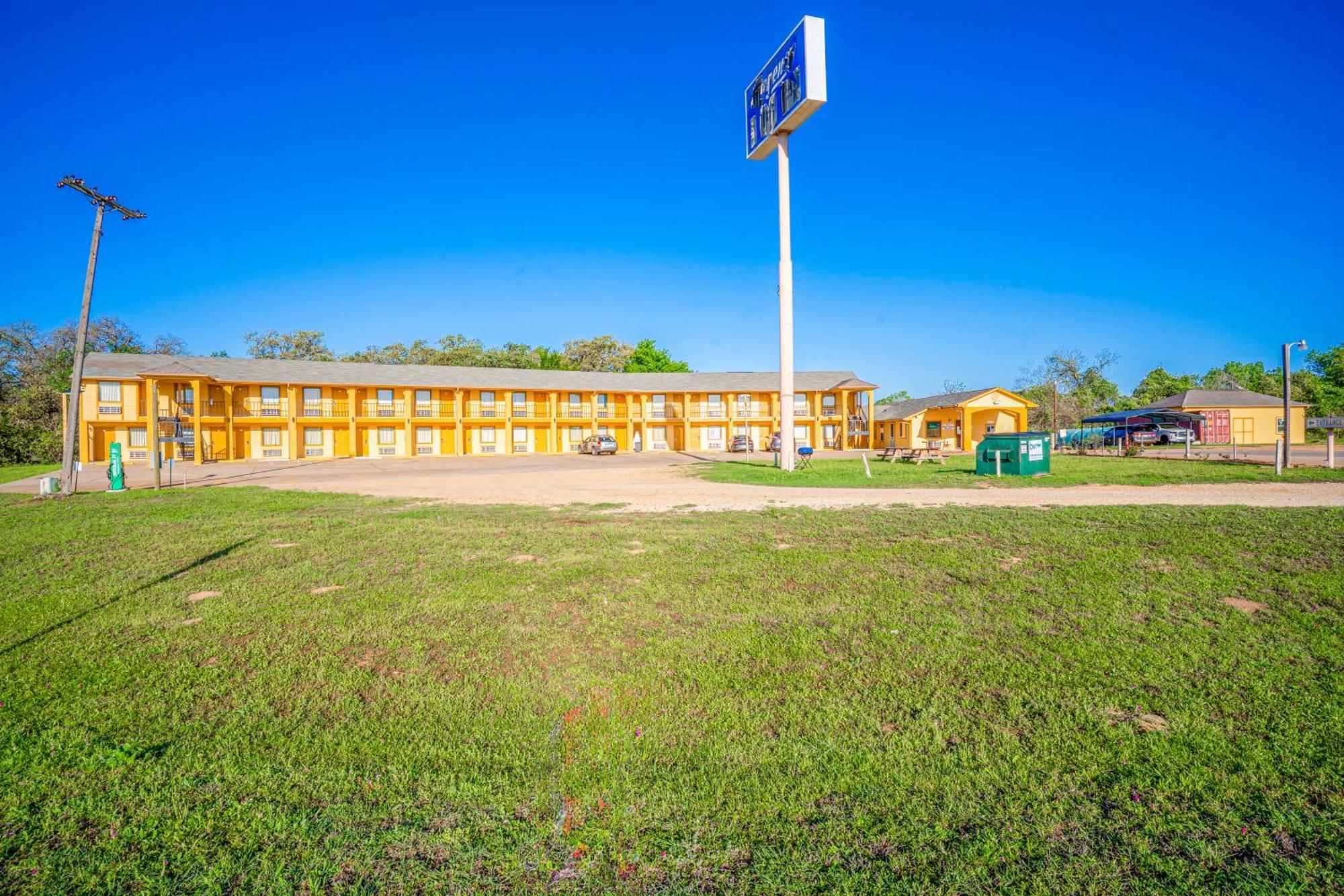 Regency Inn By Oyo Rockdale Tx Exterior photo