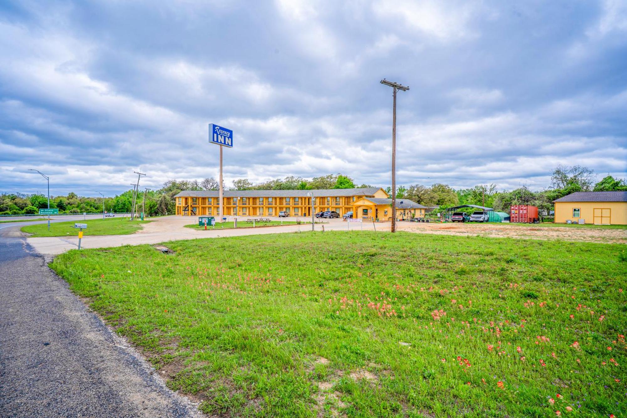 Regency Inn By Oyo Rockdale Tx Exterior photo