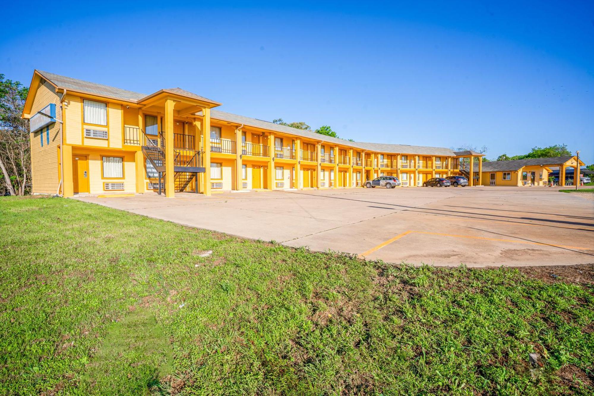 Regency Inn By Oyo Rockdale Tx Exterior photo