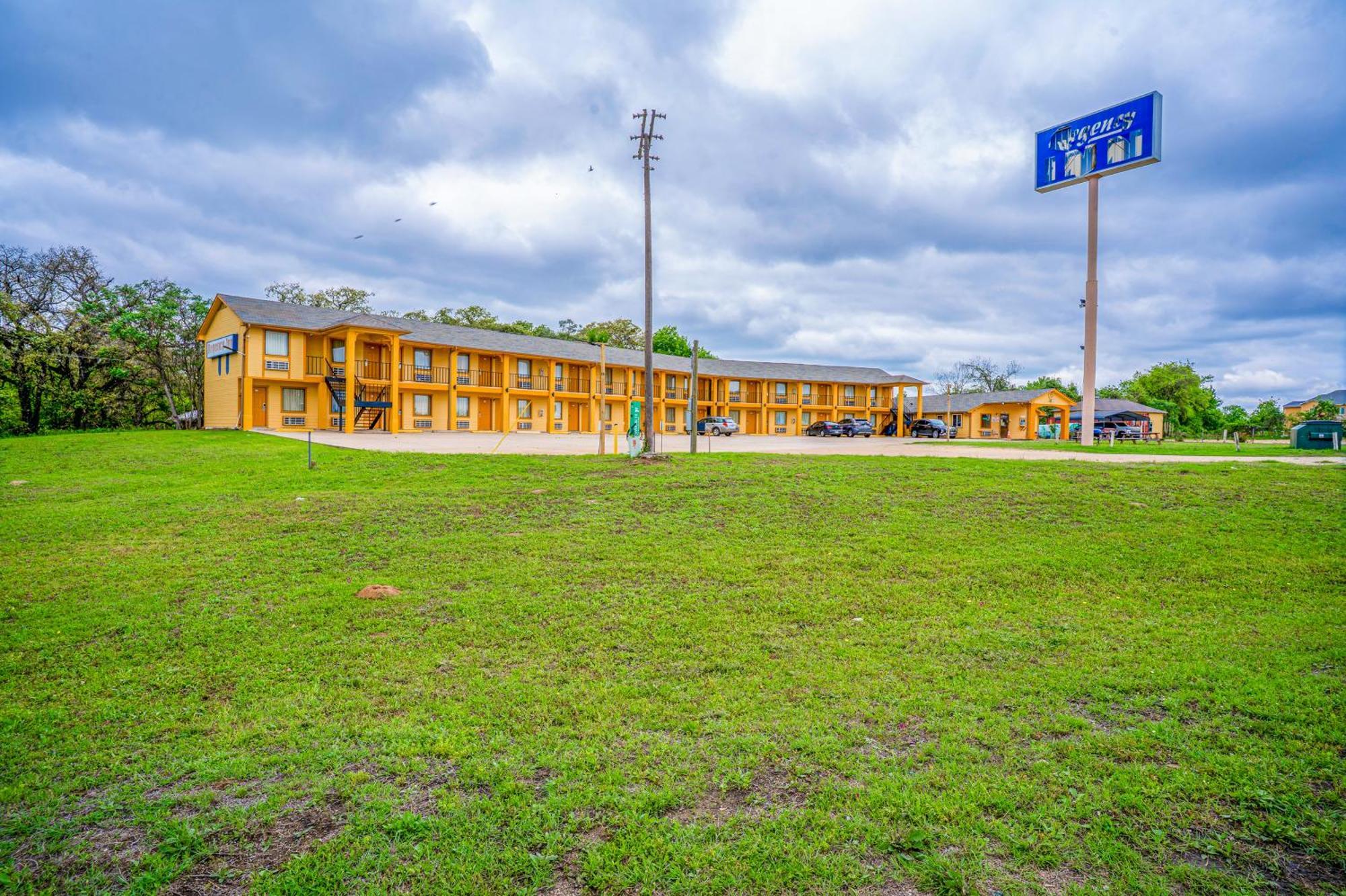 Regency Inn By Oyo Rockdale Tx Exterior photo
