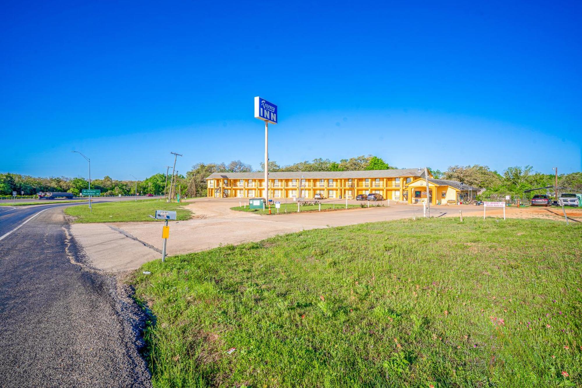 Regency Inn By Oyo Rockdale Tx Exterior photo