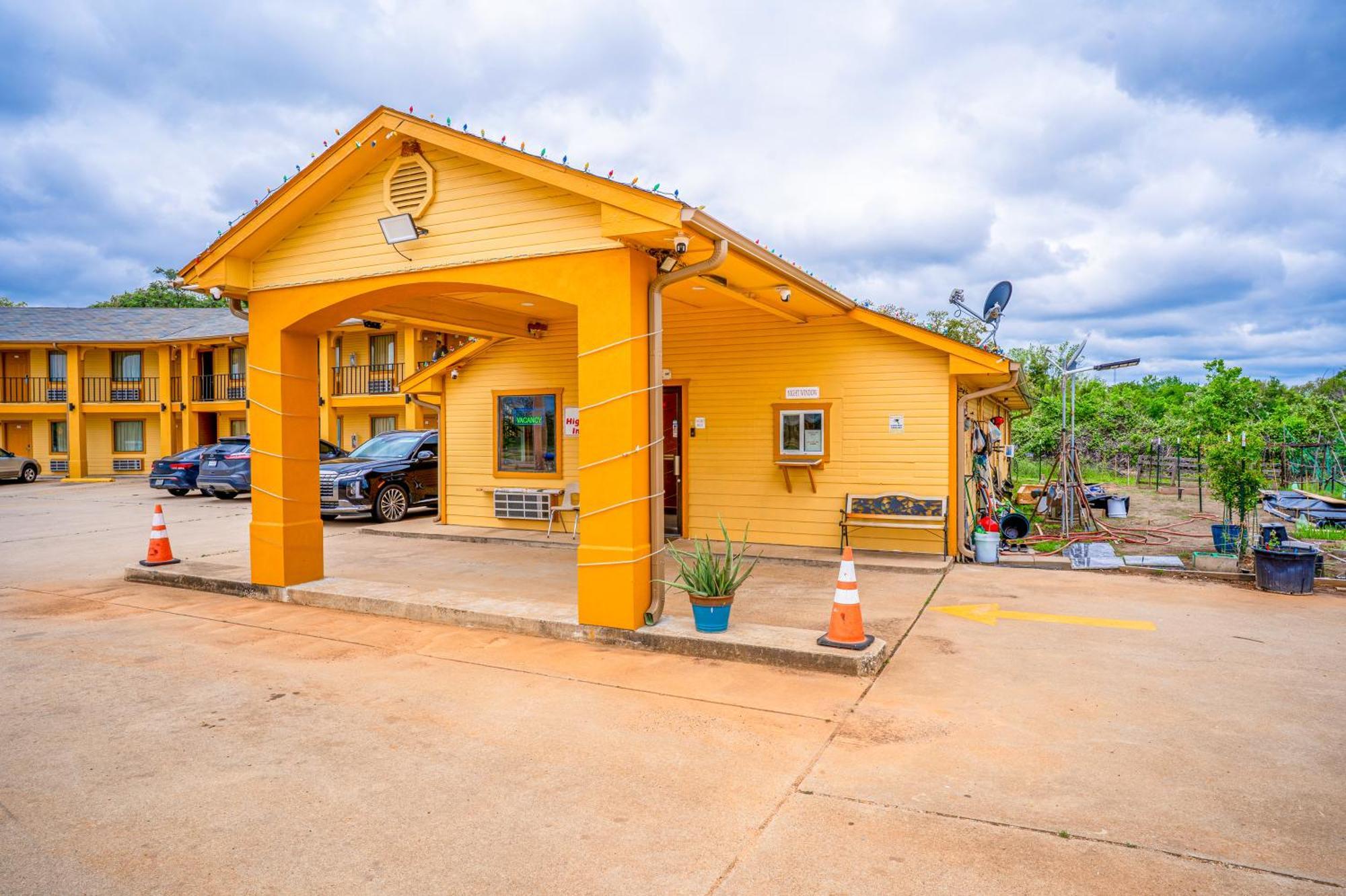 Regency Inn By Oyo Rockdale Tx Exterior photo