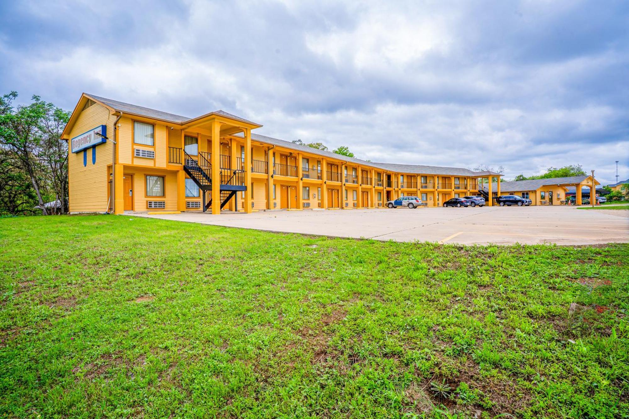 Regency Inn By Oyo Rockdale Tx Exterior photo