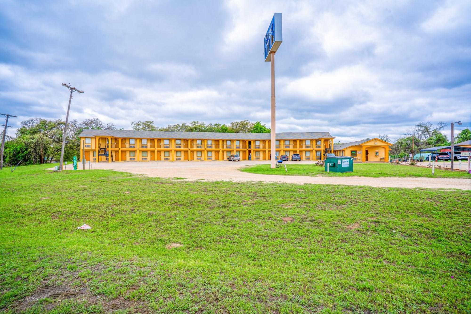 Regency Inn By Oyo Rockdale Tx Exterior photo