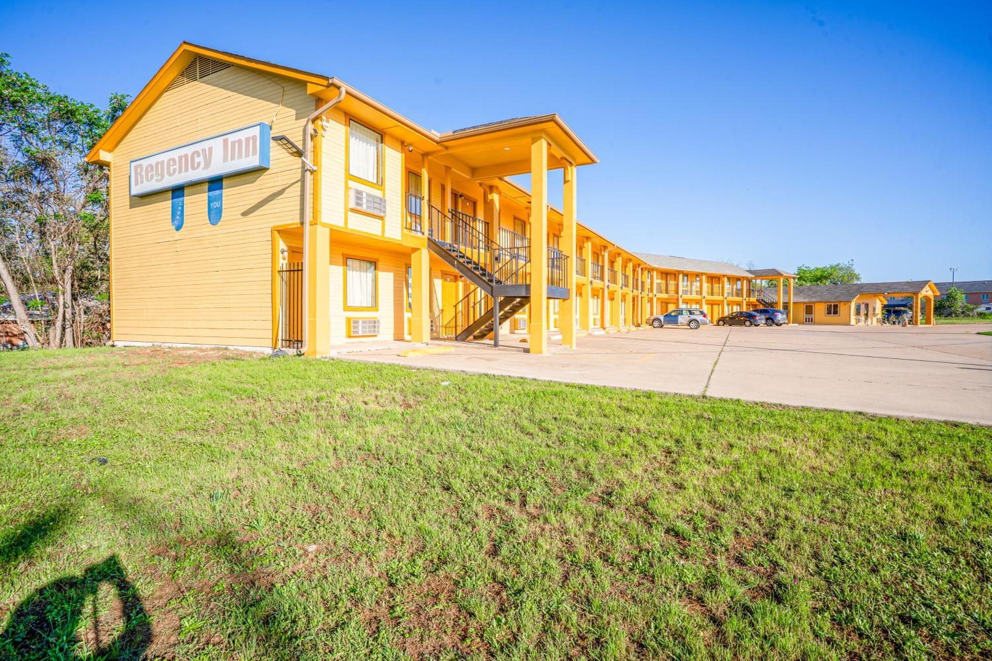 Regency Inn By Oyo Rockdale Tx Exterior photo