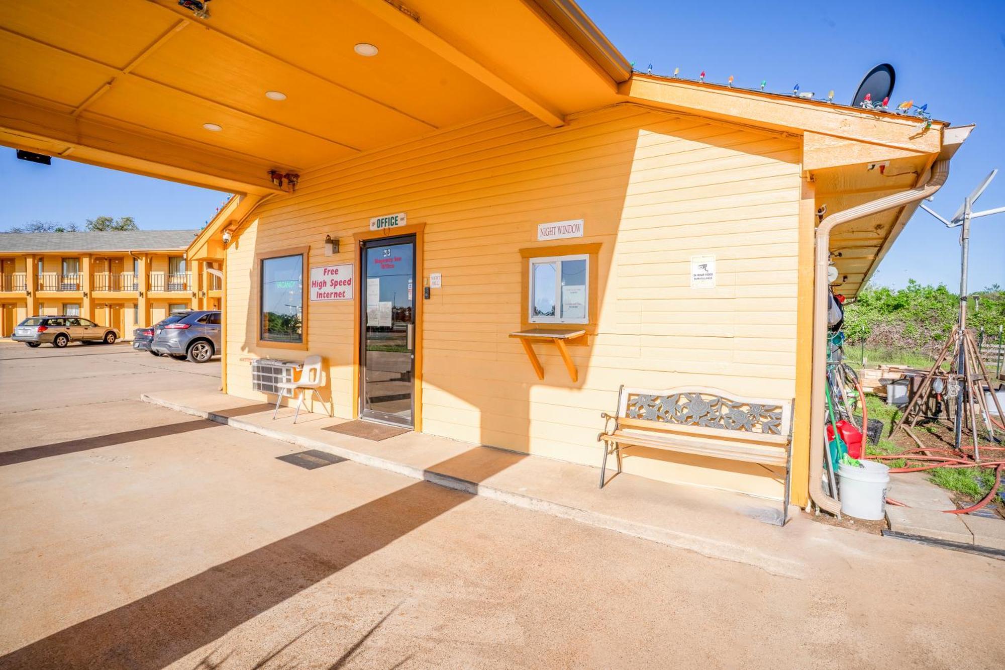 Regency Inn By Oyo Rockdale Tx Exterior photo