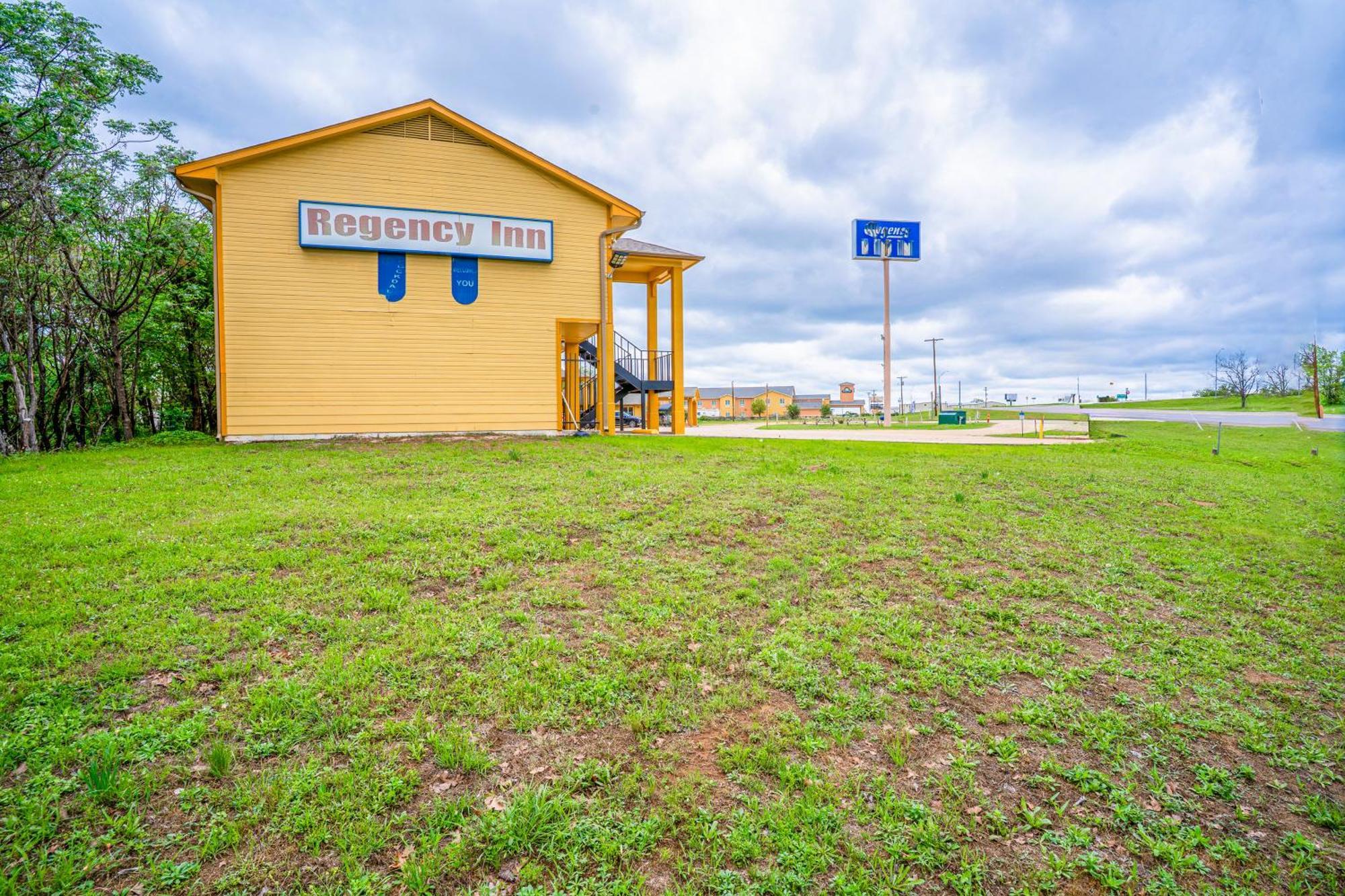 Regency Inn By Oyo Rockdale Tx Exterior photo