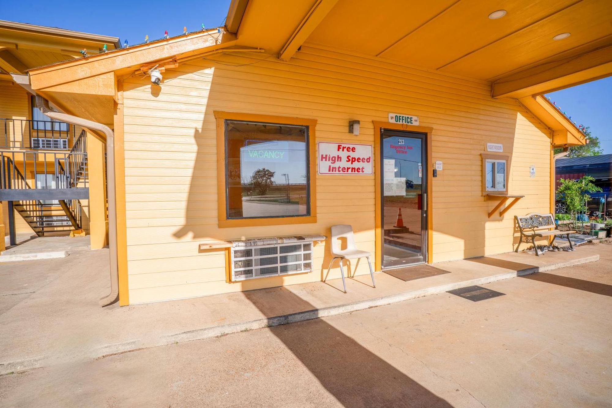 Regency Inn By Oyo Rockdale Tx Exterior photo