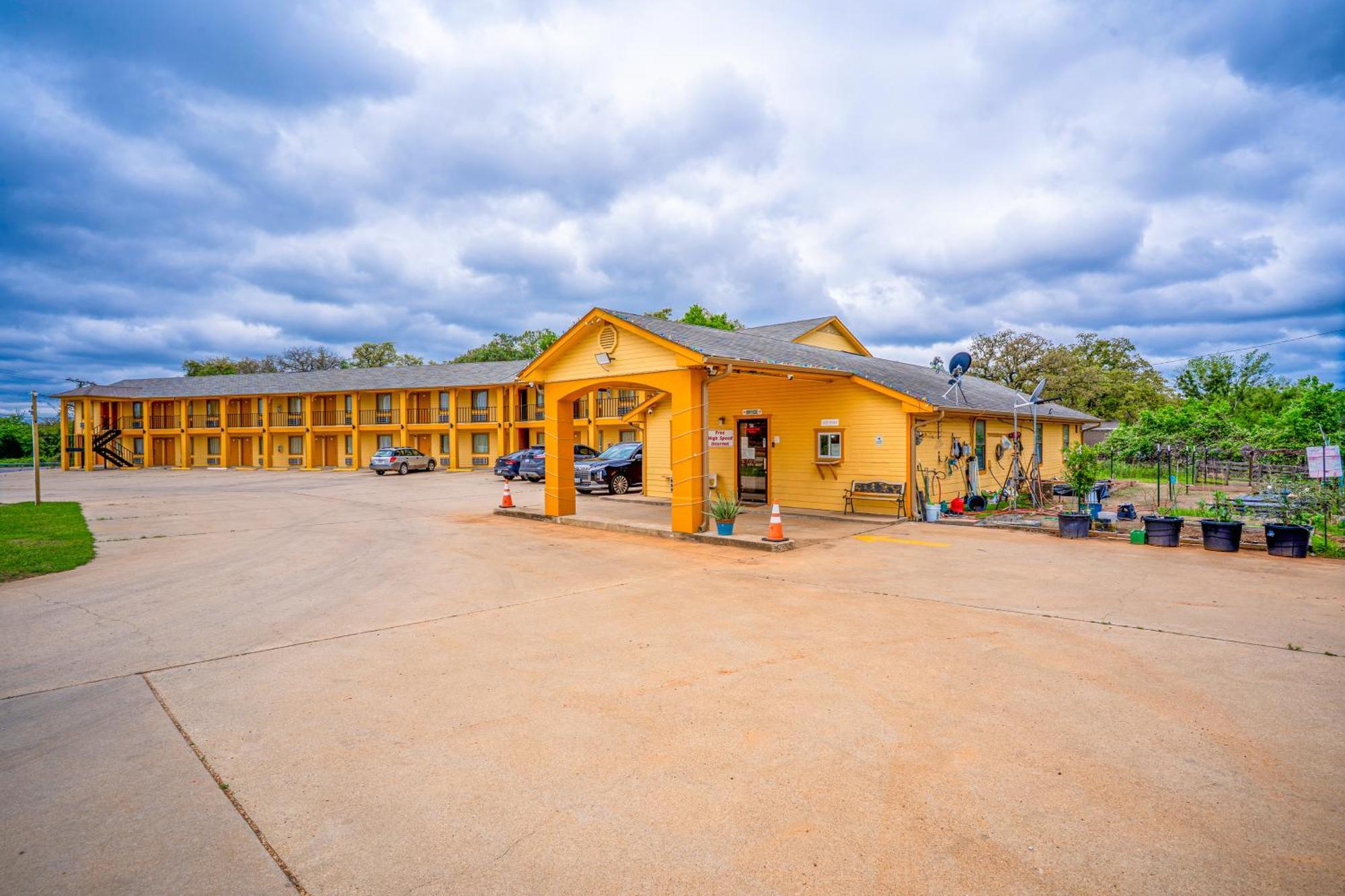 Regency Inn By Oyo Rockdale Tx Exterior photo