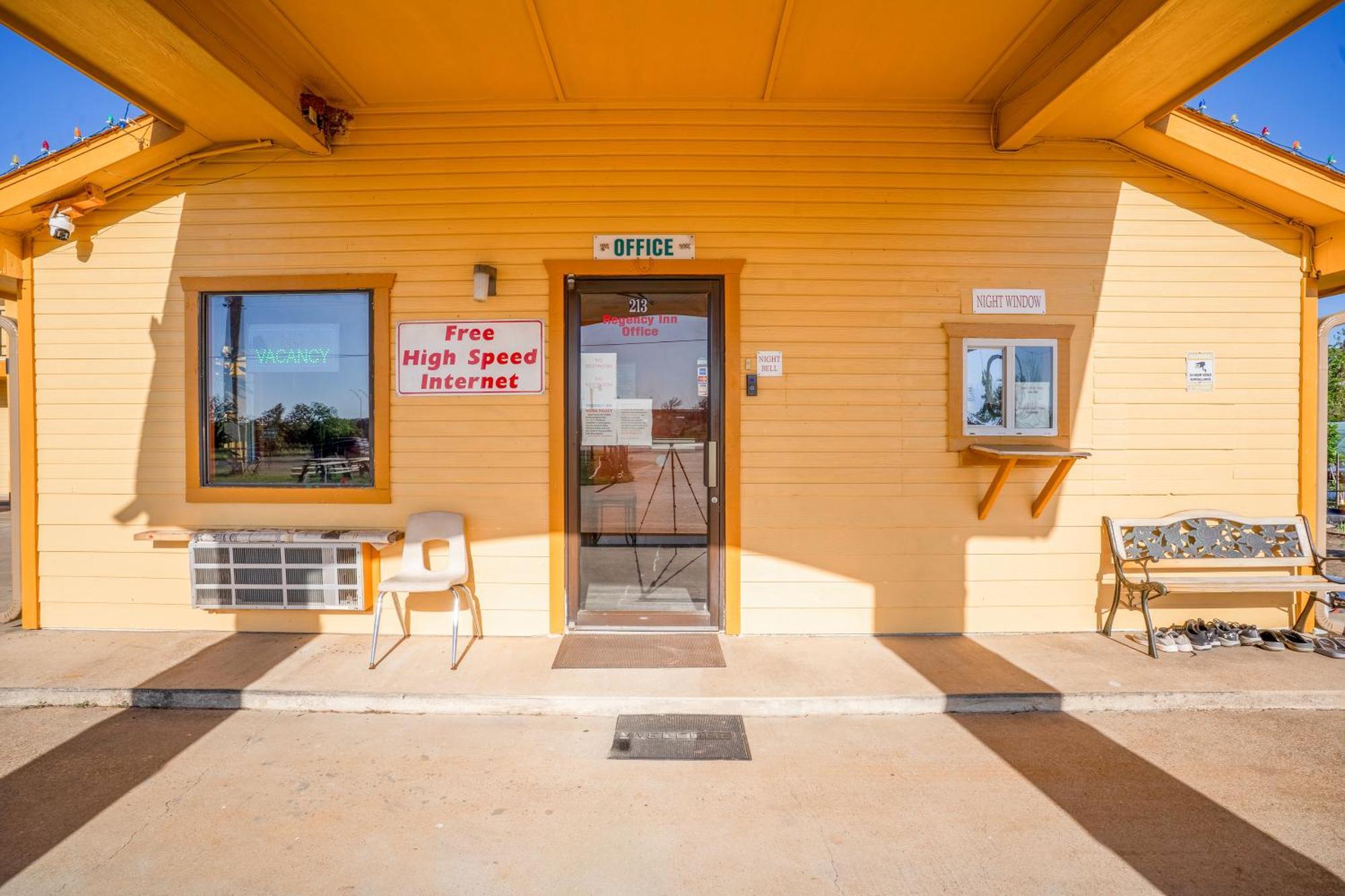 Regency Inn By Oyo Rockdale Tx Exterior photo