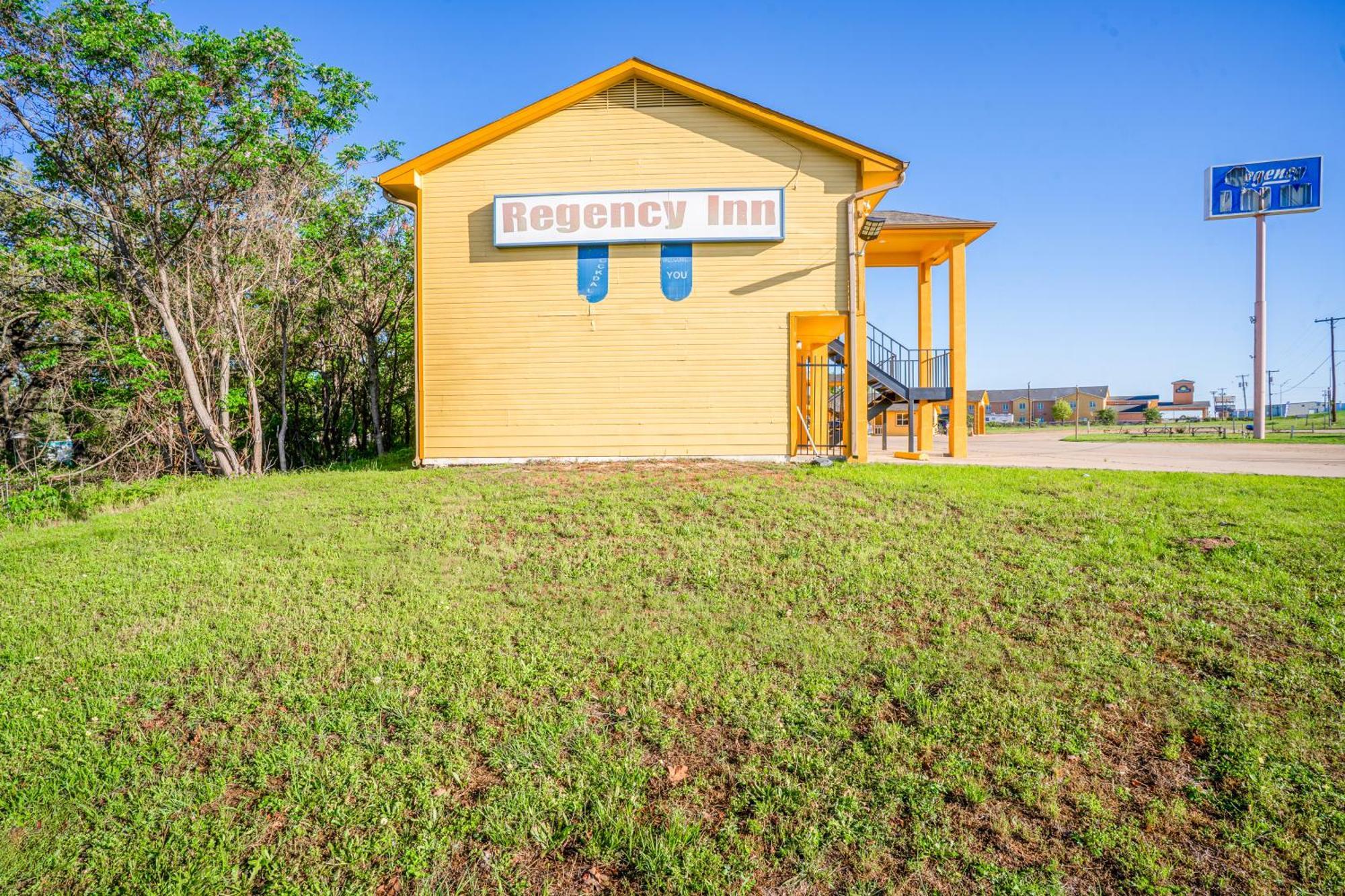 Regency Inn By Oyo Rockdale Tx Exterior photo