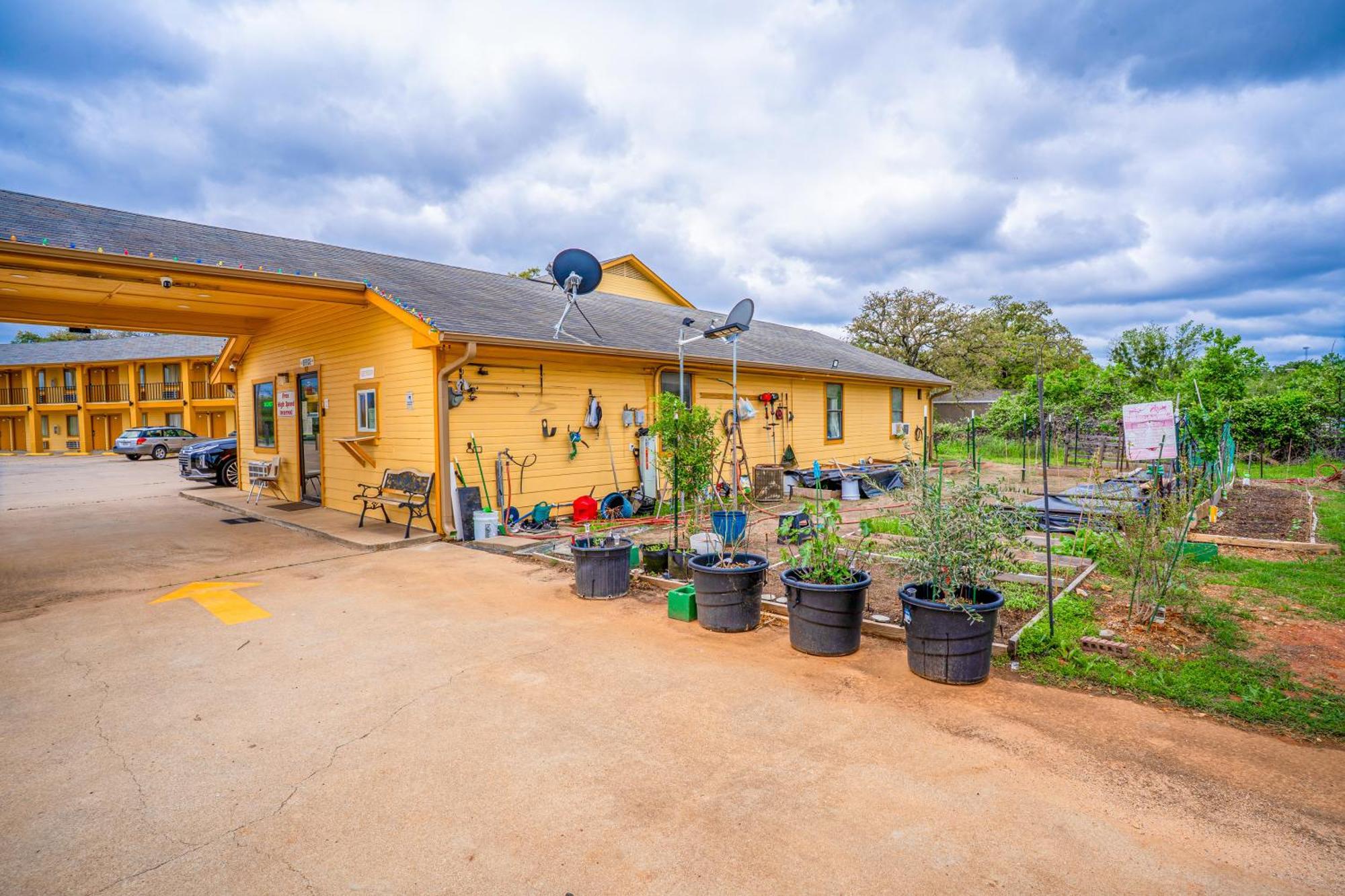 Regency Inn By Oyo Rockdale Tx Exterior photo