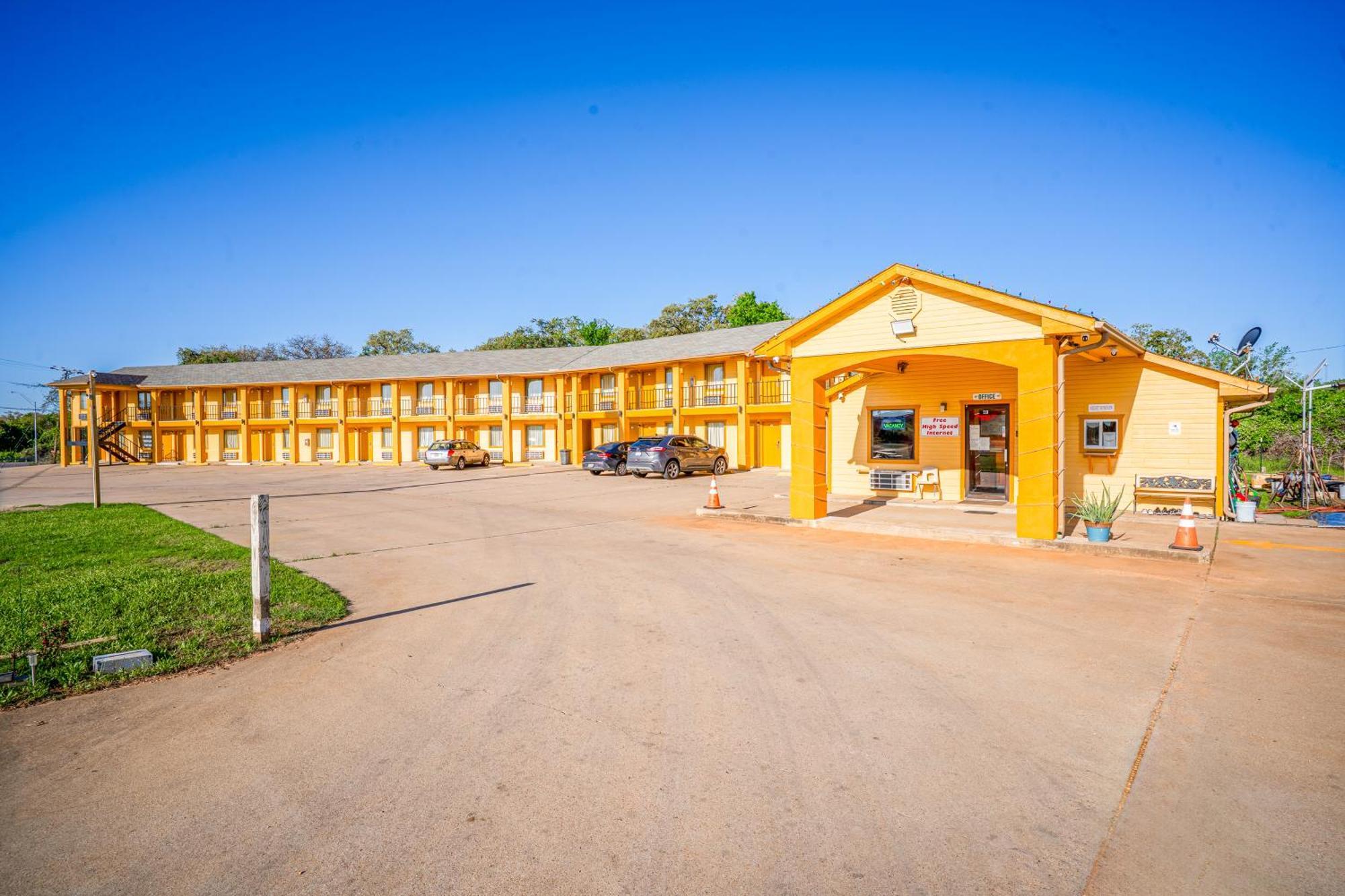 Regency Inn By Oyo Rockdale Tx Exterior photo