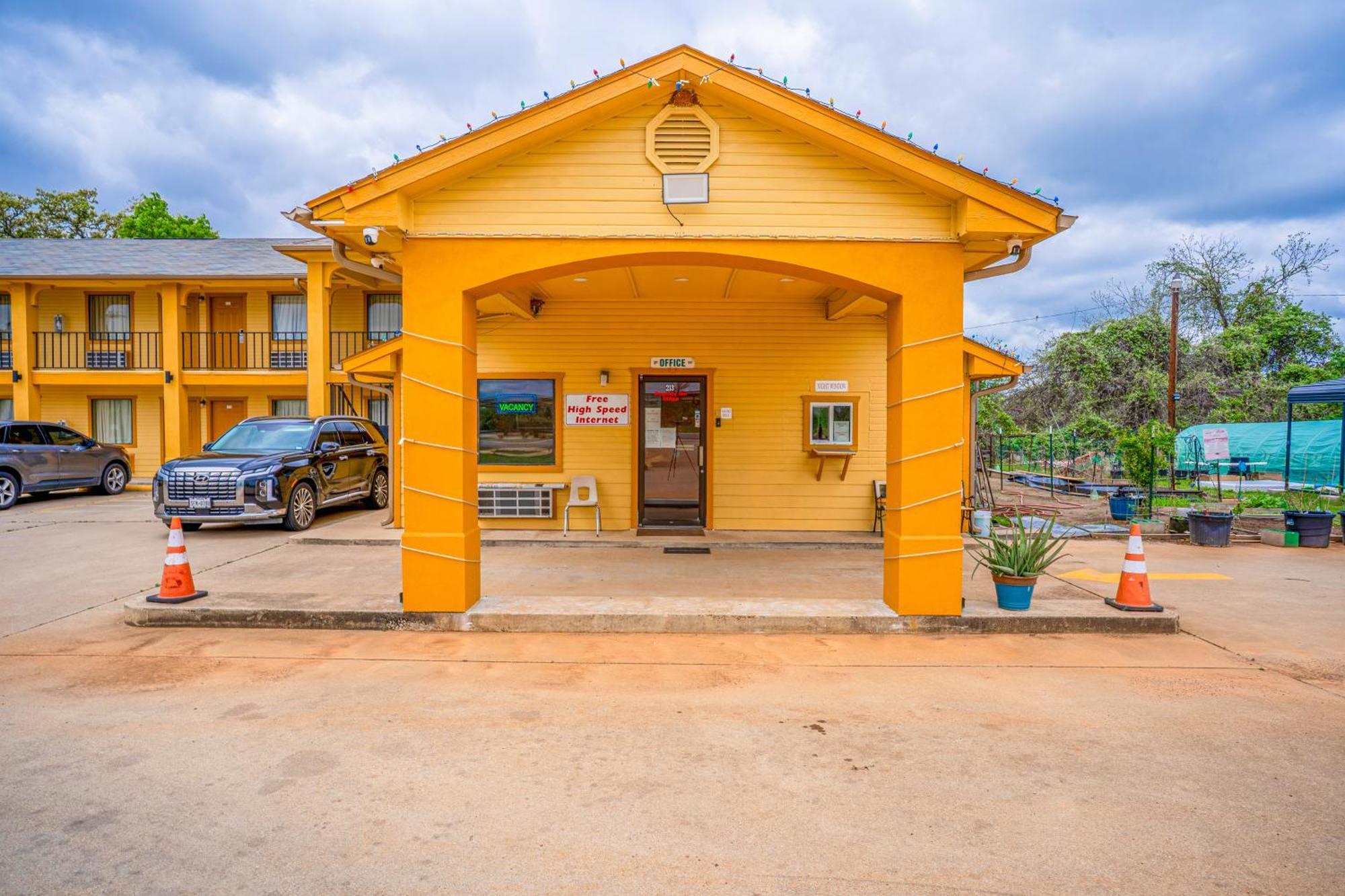 Regency Inn By Oyo Rockdale Tx Exterior photo