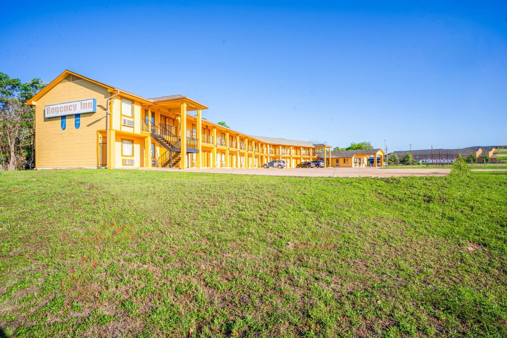 Regency Inn By Oyo Rockdale Tx Exterior photo