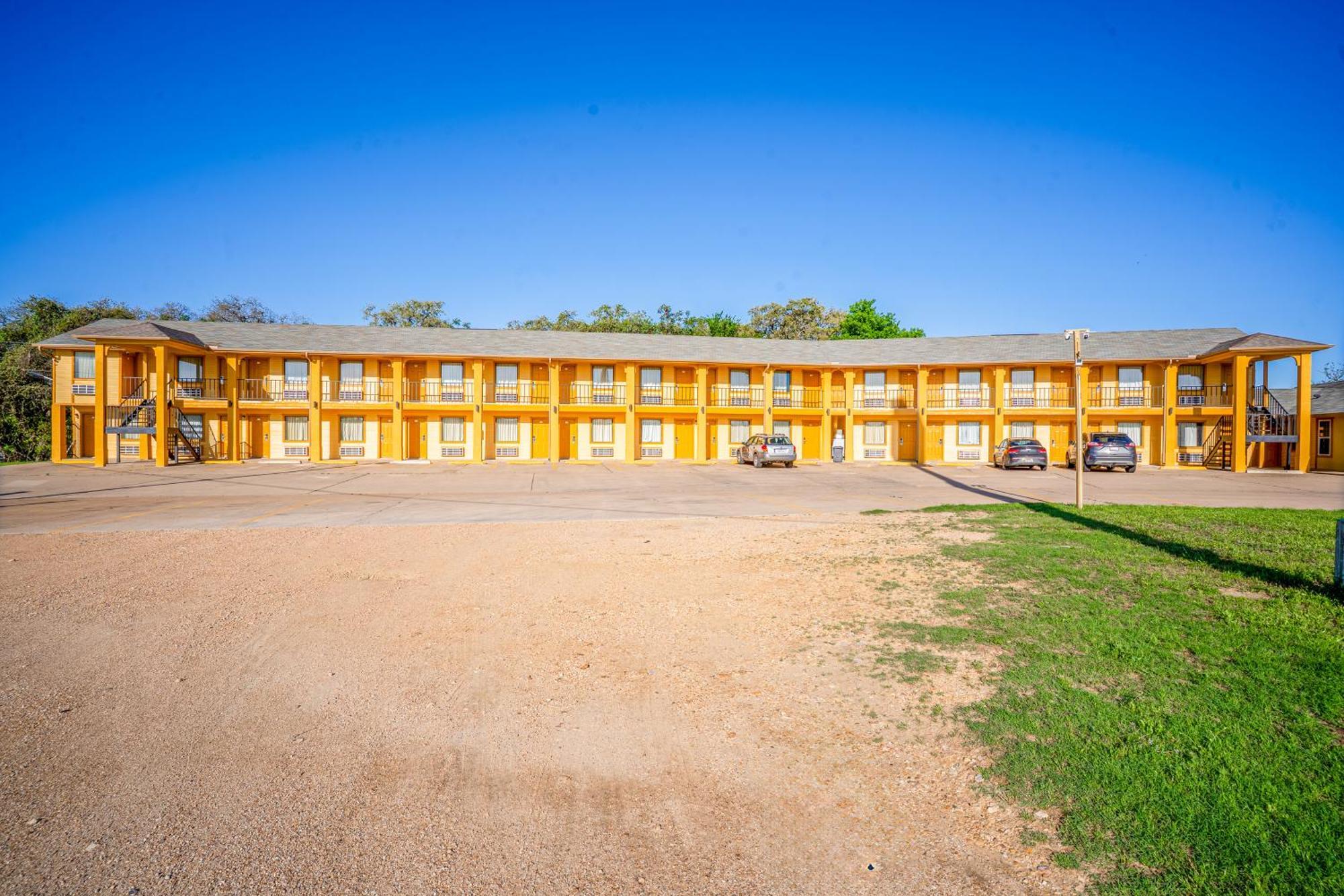 Regency Inn By Oyo Rockdale Tx Exterior photo