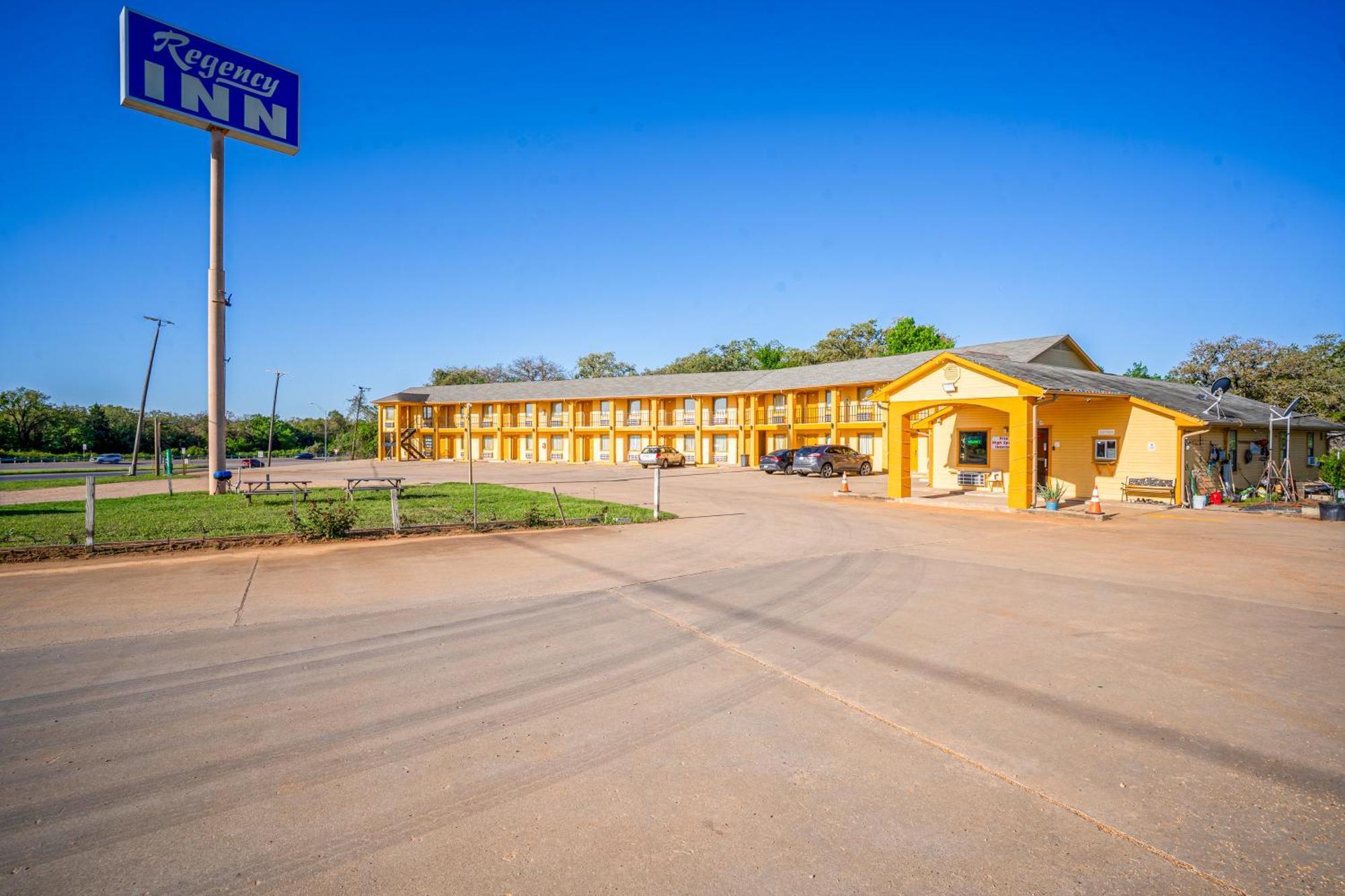 Regency Inn By Oyo Rockdale Tx Exterior photo